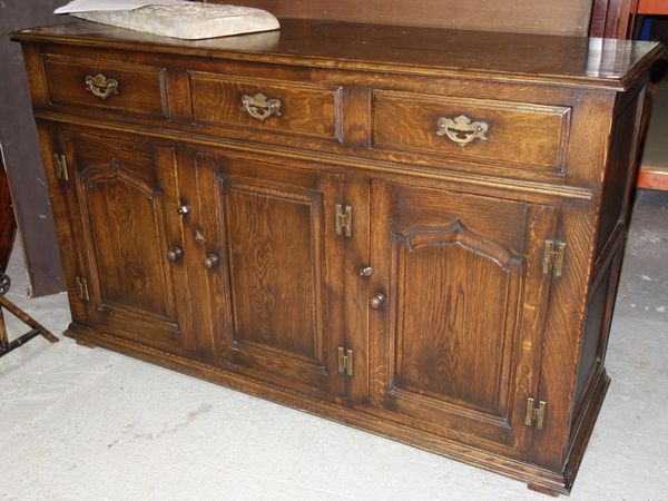 A 20th century oak dresser.    L5