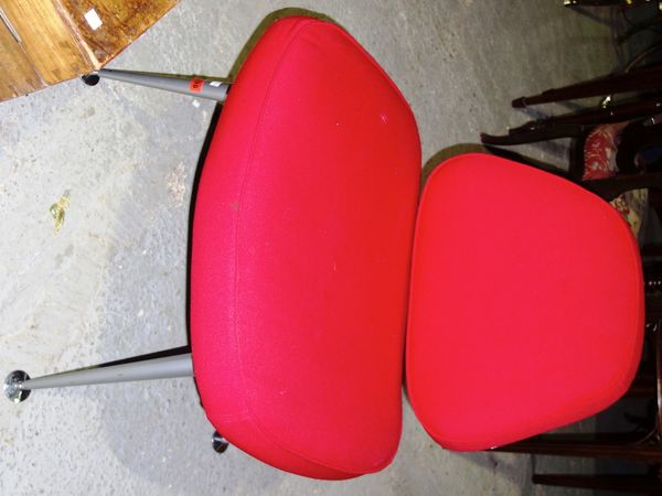 A pair of 20th century red upholstered chairs (2).  J4