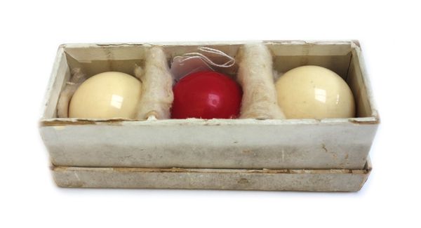 A set of three Burroughes & Watts ivory billiard balls, early 20th century, boxed.