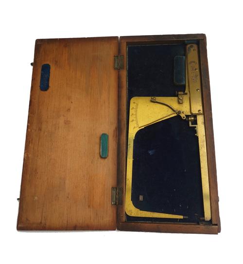 A brass violin caliper early 20th century, for use in gauging critical thickness on violin soundboards, 29cm cased.