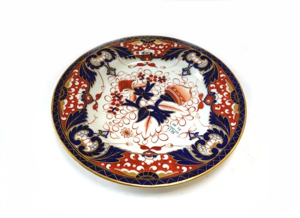 An English matched Imari decorated part dinner service, mostly Chamberlain Worcester, circa 1820, comprising of 3 rectangular tureens and covers, 1 sq