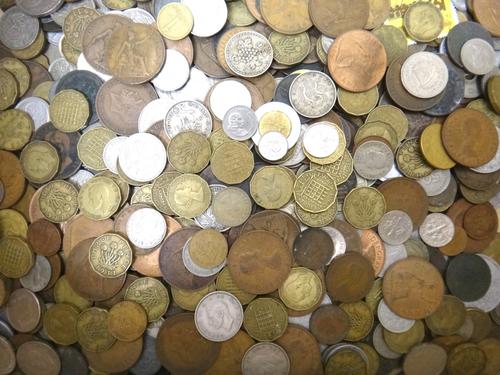 A quantity of British and Foreign coins, including Elizabeth II commemorative crowns and a quantity of Foreign banknotes.