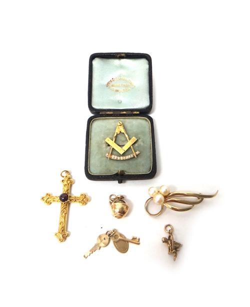 A seed pearl set brooch, designed as a Masonic square and compasses, cased, a carbuncle garnet set pendant cross, glazed with a small locket compartme