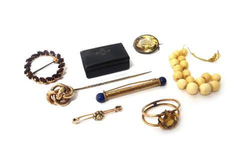 A gold and lapis lazuli bar brooch with a beaten finish, detailed 585, three further brooches and pins, a Victorian stick pin, a scarf ring, a few bon