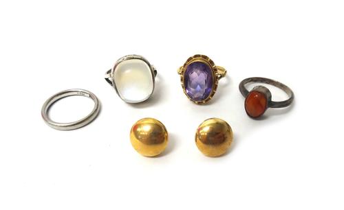 A platinum plain wedding ring, a 9ct gold ring, mounted with an oval cut amethyst, a moonstone single stone ring, a cornelian single stone ring and a