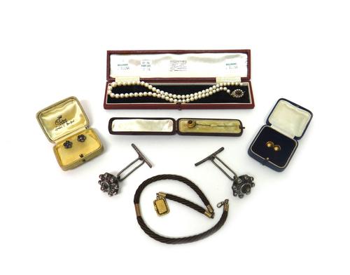 Jewellery, comprising; a single row necklace of graduated cultured pearls, on a garnet and cultured pearl oval clasp, two gold dress studs, detailed 1