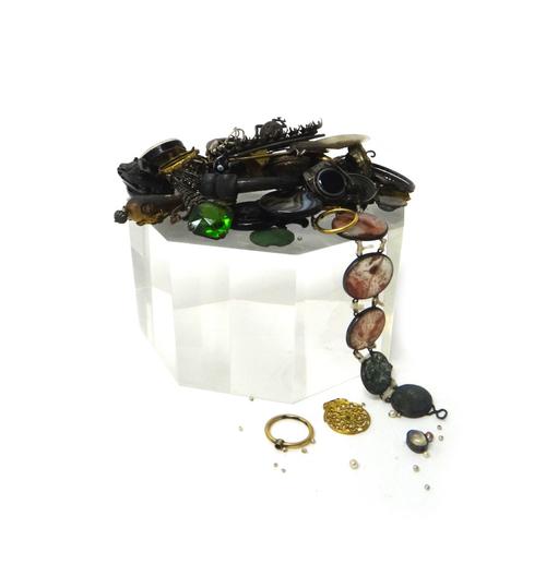 A collection of jewellery and parts of items of jewellery, including; an oval agate link bracelet, an agate baton link necklace, various agate links,