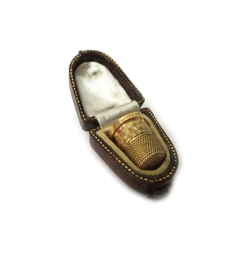 A 9ct gold thimble having a decorated band by H.G & S Birmingham 1934, weight 4gms, with a case (the case damaged).