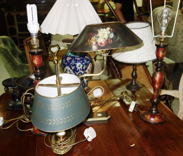 A group of five various table lamps and a 20th century weighing scale.