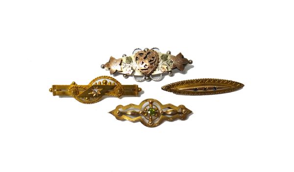 A 15ct gold and diamond set single stone bar brooch, with ropetwist and beaded decoration, star set with the cushion shaped diamond at the centre, Che