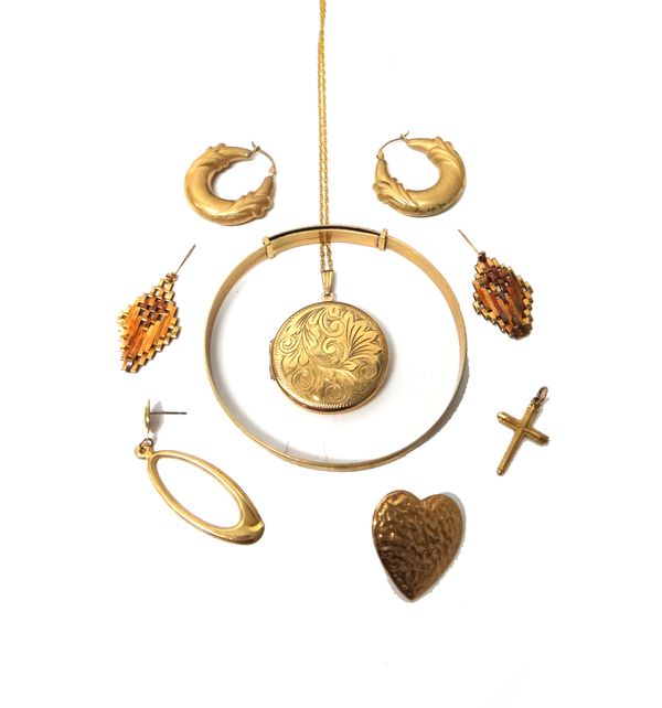 Mostly 9ct gold jewellery, comprising; a sprung bangle with engraved decoration, a pendant cross, a circular pendant locket, with engraved decoration,