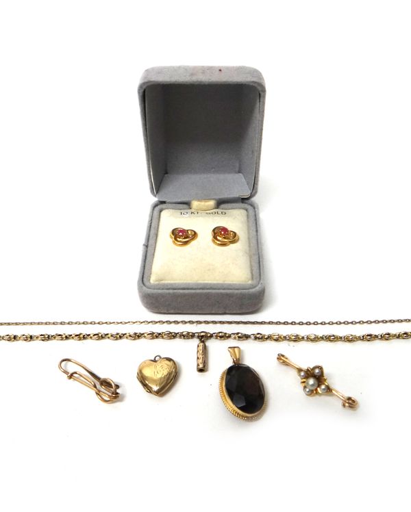 A gold multiple link neckchain, a 9ct gold mounted smoky quartz single stone pendant, a gold back and front heart shaped pendant locket, a gold and se