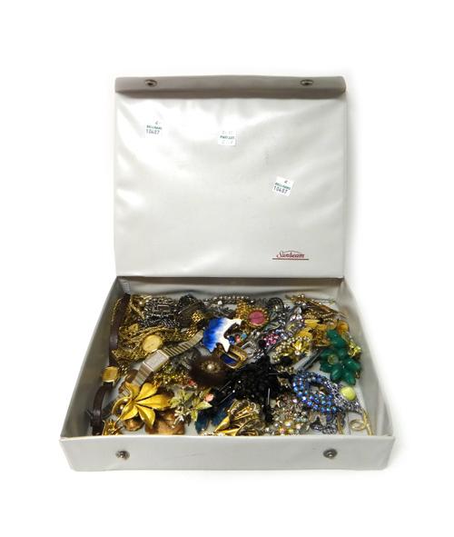 A Bohemian garnet set circular brooch, an enamelled brooch, designed as a bat, a turquoise set gilt filigree brooch, a Chinese filigree and turquoise