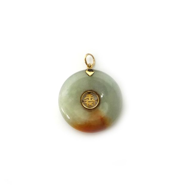 A gold and jade circular pendant with a Chinese character to the centre, diameter 2.3cm, gross weight 4.2 gms.  MS2-3064