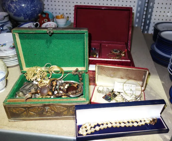 A quantity of assorted costume jewellery  SH8