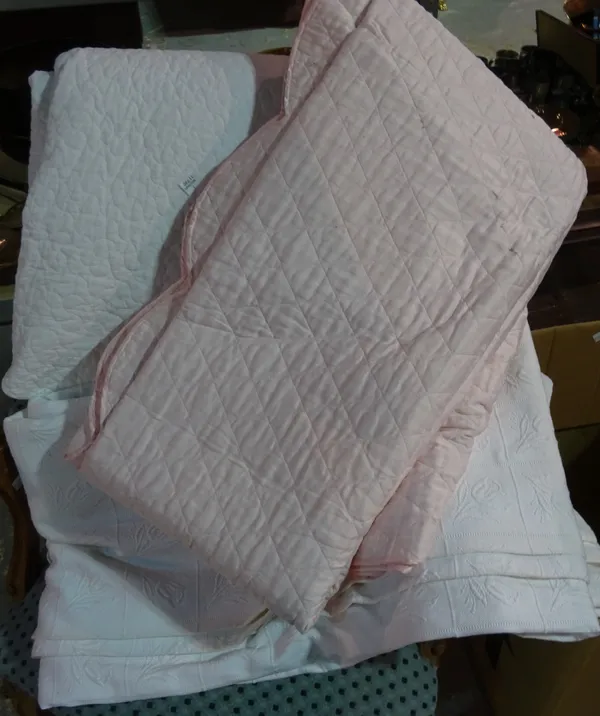 A quantity of 20th century white and coloured cotton linen and bed spreads (qty).  C4