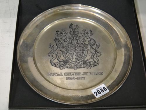 A silver circular plate, commemorating The Royal Silver Jubilee 1952-1977, Birmingham 1977, diameter 25.5cm, weight 395 gms, with a box.