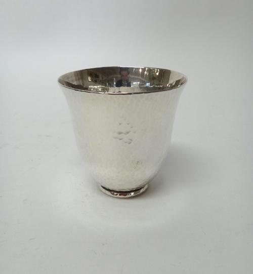 An Italian beaker by Pampaloni, of tapered form, having martele decoration, on a circular foot, height 8.5cm, detailed 925 289, weight 158 gms, with a