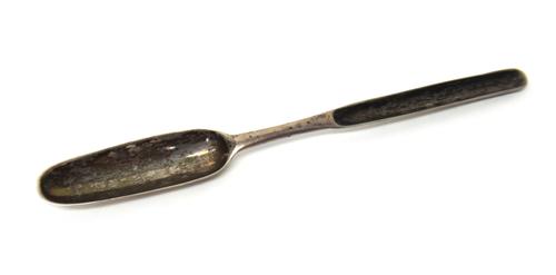 A Irish silver marrow scoop, family crest engraved, Dublin assay mark, lacking date and makers marks, weight 30 gms, length 20cm.