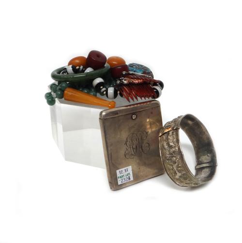 A single row necklace of banded agate beads, a green glass bead necklace, a pair of small ornamental hair combs, a silver curb link bracelet, a pair o