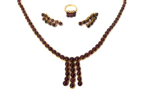 A gold and carbuncle garnet set necklace, designed as a row of graduated circular carbuncle garnets, the front with three rows of five circular carbun