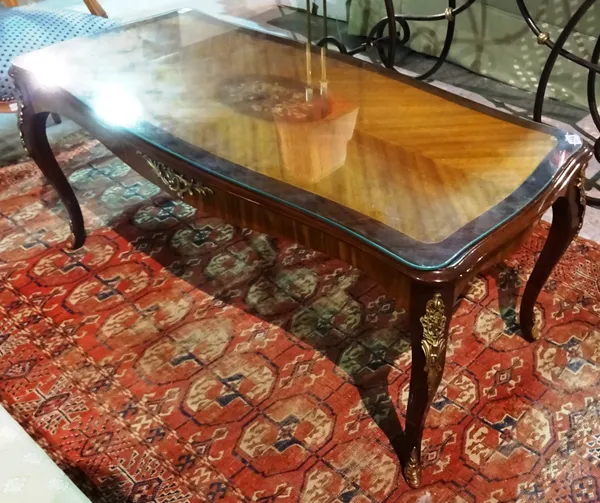 A 20th century Edwardian style mahogany inlaid coffee table, on cabriole supports, 114cm wide x 49cm high. F5