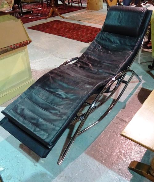 After Le Corbusier; a 20th century steel framed chaise longue on stand, 177cm long x 61cm wide. E6