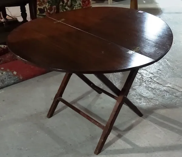 An early 20th century mahogany coaching table, 90cm wide.  G9