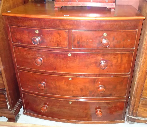 A 19th century mahogany bowfront chest of two short and three long graduated drawers, 94cm wide.  L8