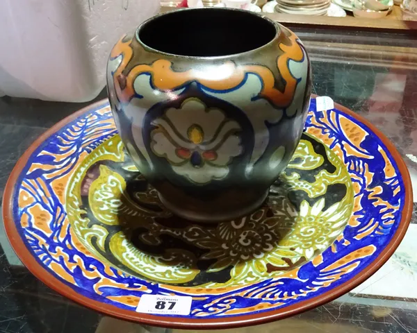 A Gouda pottery vase and a Gouda pottery plate, (2). CAB