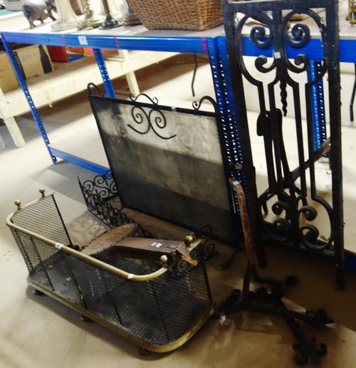 A quantity of collectables, including a pewter jug, a leather jewellery box, a brass ashtray and sundry,(qty).  CAB