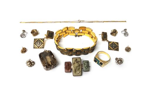 A gold neckchain, in a faceted bar and oval link design, detailed 18 K, on a boltring clasp, weight 3.6 gms, a lava cameo brooch, a smoky quartz set s