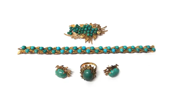 A gold and turquoise set bracelet, in a two row design, mounted with circular turquoise, on a snap clasp, detailed 14 K, length 17.5cm, a gold and tur