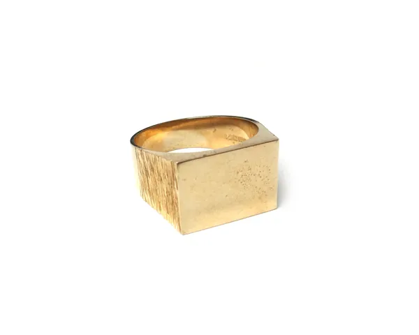 A 9ct gold gentleman's rectangular signet ring, having bark textured decoration to the shoulders, weight 11 gms, ring size T.