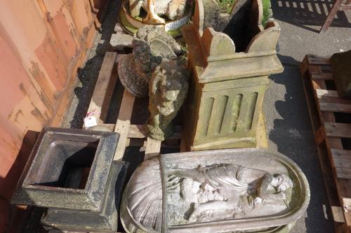 A 19th century mahogany extending dining table, with two extra leaves, 186cm extended.  G7
