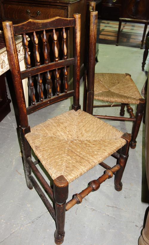 A 20th century mahogany triple pillar extending dining table, on splayed supports, to include two extra leaves, 210cm long, 302cm long fully extended.