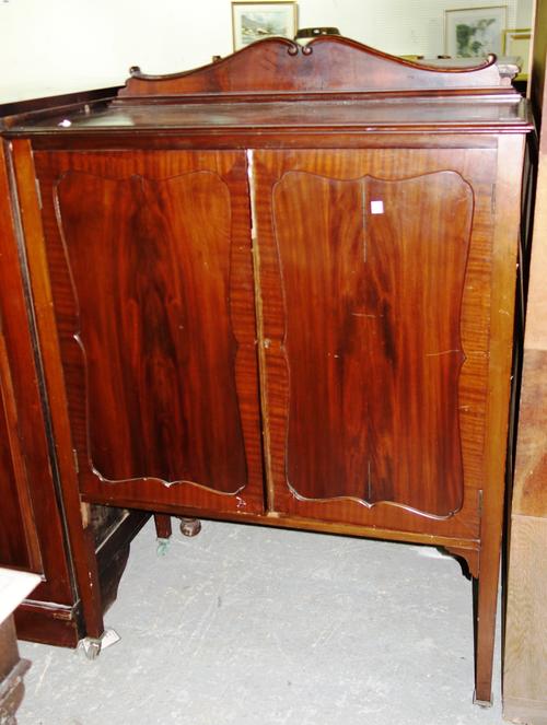 A Regency style mahogany extending dining table, 152cm wide.  EXTRA