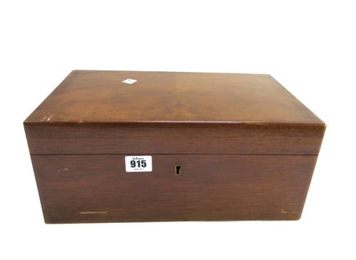 A Georgian style brass and cast iron fire grate, early 20th century, of serpentine three bar form with four urn finials and a pierced frieze (70cm hig