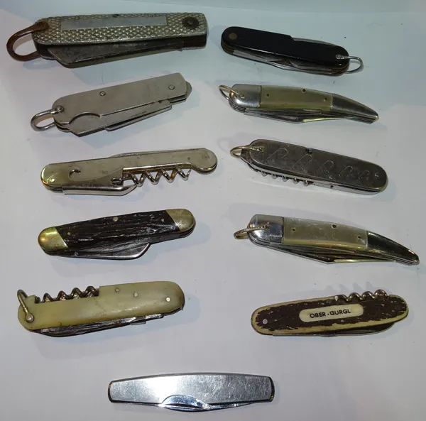 Fishing interest; mainly a group of fishing knives, including a horn mounted example and other pen knives, (qty). CAB