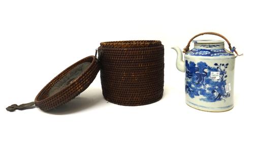 A Chinese blue and white porcelain cylindrical teapot and cover, late 19th/early 20th century, painted with frogs amongst foliage (a.f), 16cm. high, w