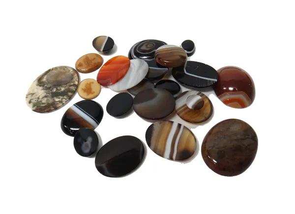A pair of banded agate dress studs and twenty-one unmounted oval and circular agates, to include some banded agates, (23).