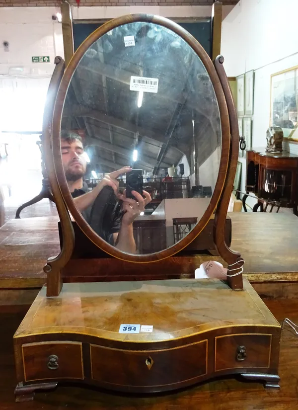 A George III mahogany dressing table mirror, with serpentine base, 41cm wide x 61cm high. G4