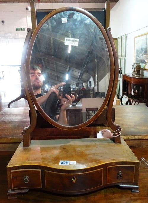 A George III mahogany dressing table mirror, with serpentine base, 41cm wide x 61cm high. G4