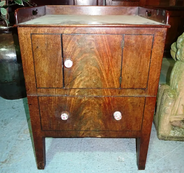 A George III mahogany night stand, with tray top, 56cm wide x 80cm high. I5