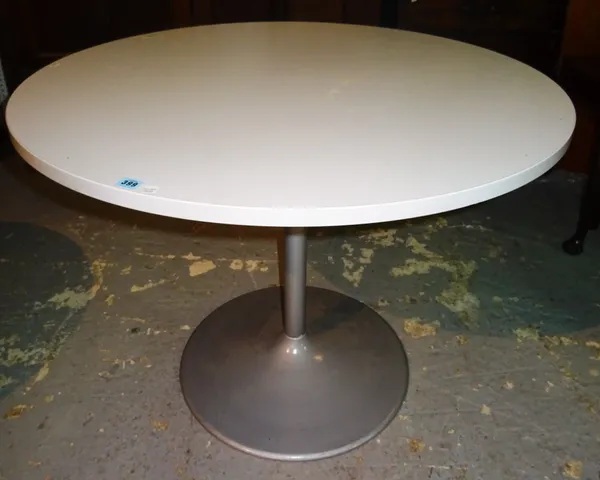 A 20th century circular dining table with a metal base, 100cm wide x 74cm high. K5