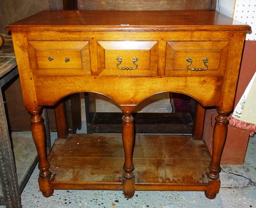 A 20th century oak dresser base with three drawers and undertier, 90cm wide. H5