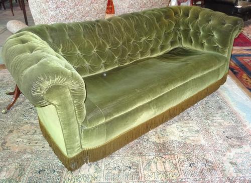 A three seater button back Chesterfield sofa, 181cm long. E5