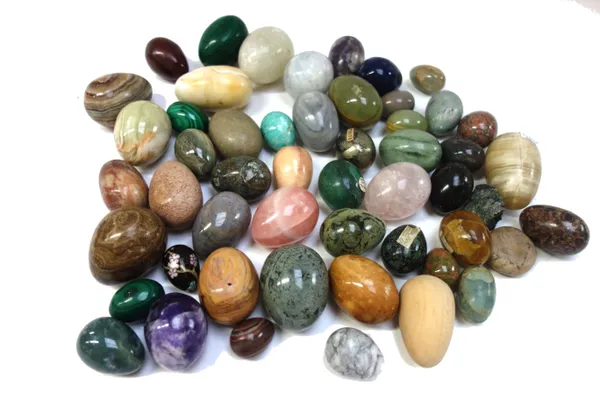 A quantity of hardstone specimen eggs, 20th century, including malachite, rose quartz, amethyst, Cocrite, Serpentine, unakite, purite and others, (app