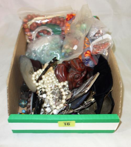 Costume jewellery and collectables, including necklaces and small collectable items, (qty).   CAB