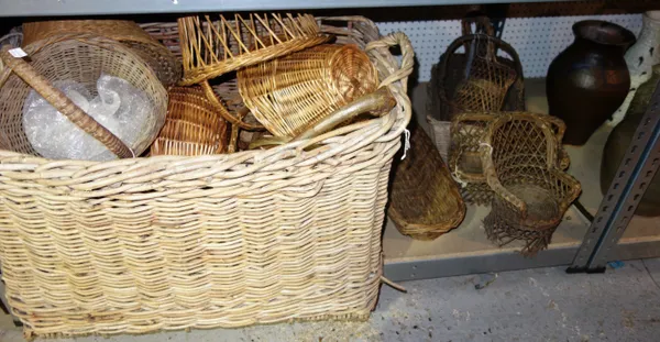 A quantity of 20th century wicker baskets of various sizes.  S1B